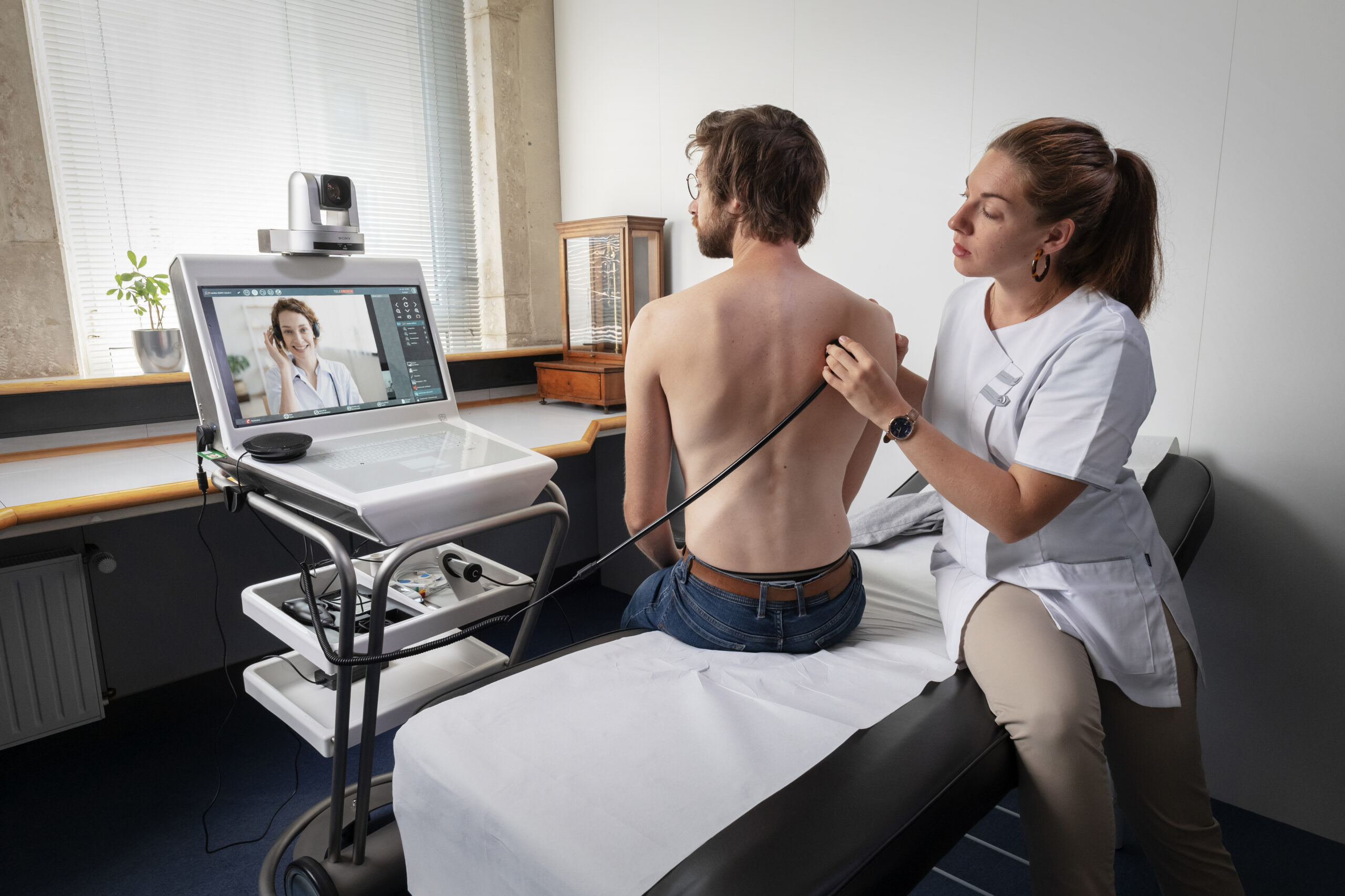 Infirmière réalisant un examen clinique assisté